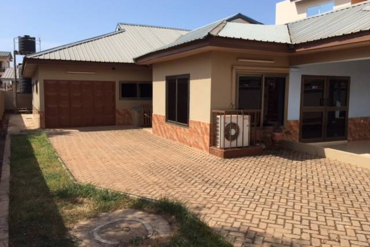 4 bedroom house to rent behind trade fair 1